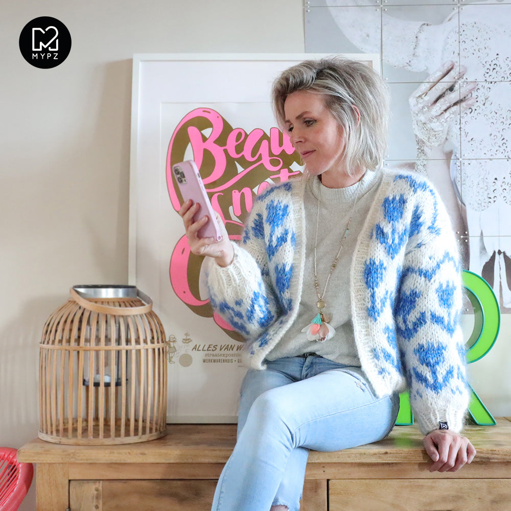 Knitting Kit – MYPZ Chunky Bomber Cardigan Tulips Blue No.9 (ENG-NL-DE)